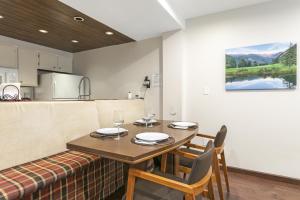 een keuken en eetkamer met een tafel en stoelen bij 303 Fallridge Condominiums condo in Vail