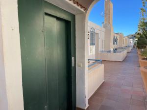 a green door on the side of a building at mirazul mojacar in Mojácar