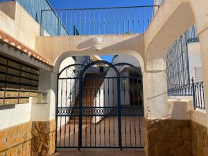 una entrada a un edificio con puerta de hierro en mirazul mojacar, en Mojácar