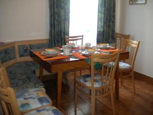 ein Esszimmer mit einem Tisch und Stühlen sowie einem Tisch und einem Stuhl in der Unterkunft Chalupa Tourov in Bavorov
