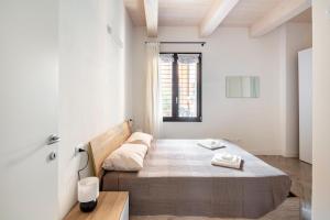 1 dormitorio con cama y ventana en Piazza Savonarola 13, en Imola