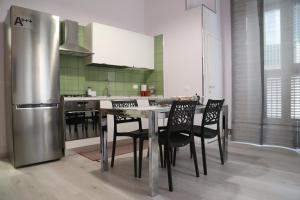 聖塞韋羅的住宿－Deluxe Home，厨房配有桌椅和冰箱。