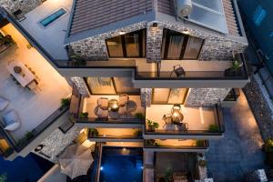 una vista aérea de una casa con piscina en Opal Executive Suites, en Nauplia