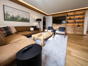 sala de estar con sofá y mesa en Chic Alpine Elegance: Designer Retreat in Samedan en Samedan