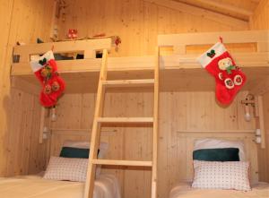 a bunk bed in a cabin with christmas ornaments at Tiny house - Cabane sur pilotis - Etat Nature in Magnières
