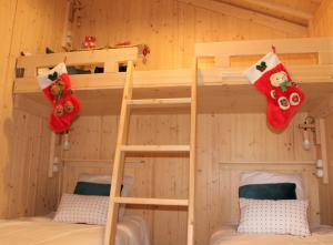 MagnièresにあるTiny house - Cabane sur pilotis - Etat Natureのクリスマスの装飾が施されたキャビン内の二段ベッド1台