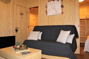 MagnièresにあるTiny house - Cabane sur pilotis - Etat Natureのソファとテーブルのあるリビングルーム