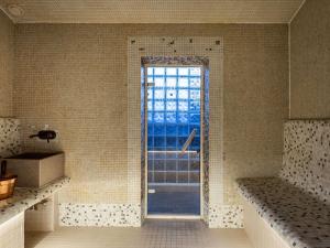 uma casa de banho com um chuveiro e uma janela em Novotel St Petersburg Centre em São Petersburgo