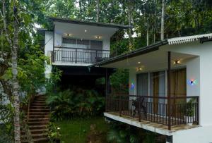 ein Haus im Wald mit einer Treppe hinauf in der Unterkunft Wild Poetry in Munnar