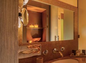 bagno con lavandino e specchio di Hotel Capo San Vito by Geocharme a San Vito lo Capo