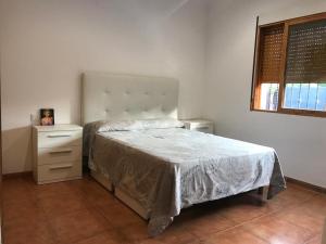 1 dormitorio con 1 cama, vestidor y ventana en Villa Holiday en Castellón de la Plana