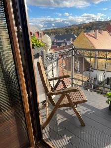 una silla sentada en un balcón con vistas en Apartmán en Kadaň