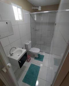 Un baño con inodoro, ducha y lavabo. en Container LB CAXU, en Boa Vista