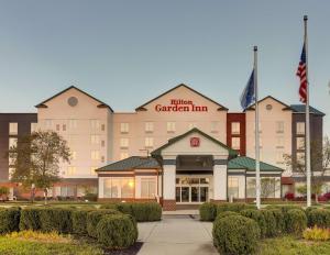 ein Hotel mit einem Schild auf der Vorderseite in der Unterkunft Hilton Garden Inn Indianapolis Airport in Plainfield