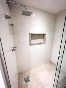 a bathroom with a shower with a glass door at Apart Hotel em Brasília - MA Empreendimentos in Brasília