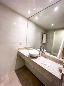 a bathroom with a sink and a mirror at Apart Hotel em Brasília - MA Empreendimentos in Brasília