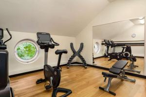 The fitness centre and/or fitness facilities at Vienna House Easy by Wyndham München