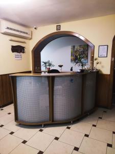 un bancone della reception in una stanza con specchio di Hotel Delfin a Mukačevo