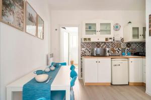 モンテロッソ・アル・マーレにあるCasa Sophia, Terre Marineのキッチン(白いキャビネット、青いカウンタートップ付)