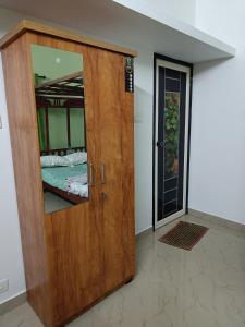 - une porte en bois dans une chambre dans l'établissement Bamboo garden, à Varkala