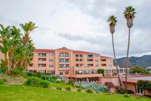 un hôtel avec des palmiers devant lui dans l'établissement Hilton Vacation Club San Luis Bay Avila Beach, à Avila Beach