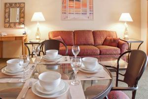 - un salon avec une table et un canapé dans l'établissement Hilton Vacation Club San Luis Bay Avila Beach, à Avila Beach