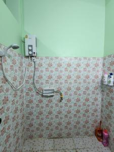 Koupelna v ubytování Jaaoo Homestay Betong - จ๊ะโอ๋โฮมสเตย์