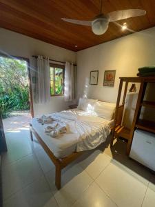 a bedroom with a bed with towels on it at Pousada Albatroz in Abraão