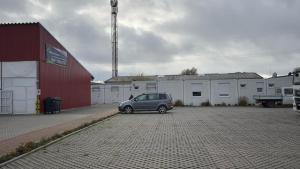 a car parked in a parking lot next to a building at Monteurzimmer Glückstadt in Glückstadt