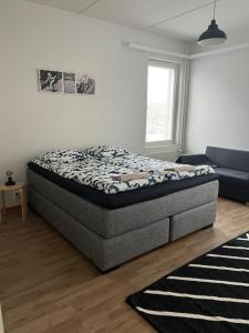 1 dormitorio con 1 cama en la esquina de una habitación en Apartment Korsholma2, en Vaasa