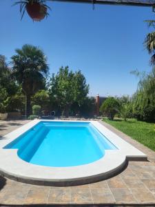 una piscina de agua azul en un patio en Casa Rural Rizao en Nigüelas