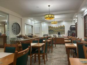 安塔利亞的住宿－雅高斯酒店，用餐室配有木桌和椅子