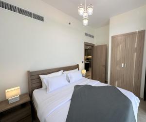 Postel nebo postele na pokoji v ubytování EasyGo - Azizi Riviera Blg 10 - 1 Bedroom