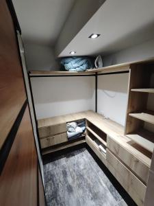 una habitación con estanterías de madera en Apartamento, tranquilidad y paz, en Apartadó