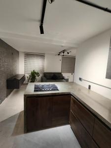 a kitchen with a counter top in a room at Apartamento, tranquilidad y paz in Apartadó