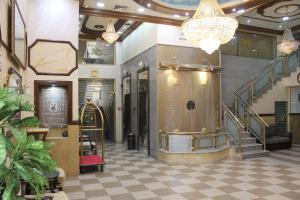 a lobby with a staircase and a room with a floor at الأحفاد للشقق الفندقية Al Ahfad Hotel Apartments in Şāfūţ