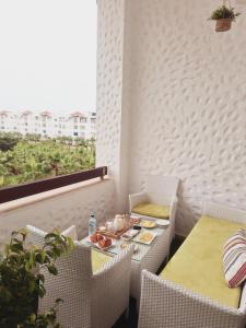 a room with a table and chairs and a window at Marina golf studio in Asilah