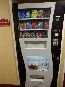 uma máquina de venda automática cheia de bebidas e refrigerantes em Hotel Bliss - Brooklyn em Brooklyn