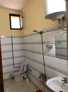 ein Bad mit einem WC und einem Waschbecken in der Unterkunft Typique Appartement-Villa in Al Hoceïma