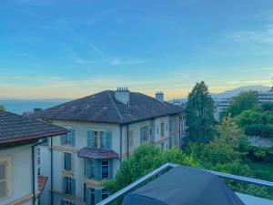 una vista desde el balcón de una casa en A La Côte en Neuchâtel