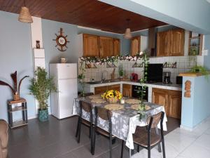 a kitchen with a table with flowers on it at Kaz à Naja in Saint-Louis
