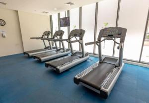 杜拜的住宿－EasyGo - Al Multaqa Mirdif Hills Studio，健身房里的一排跑步机