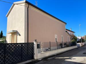 um edifício branco com uma cerca ao lado em B&B La Mammola em Lugo