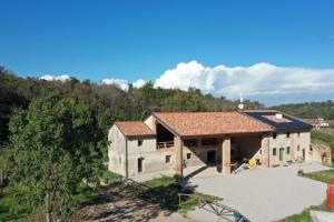 stary kamienny budynek z zardzewiałym dachem w obiekcie Palladio Vineyard w mieście Vicenza