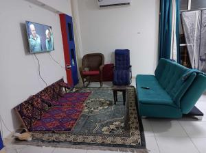 nice room inside an apartment في أبوظبي: غرفة معيشة مع أريكة وكرسي