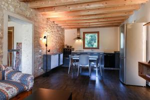 kuchnia i salon ze stołem i lodówką w obiekcie Palladio Vineyard w mieście Vicenza