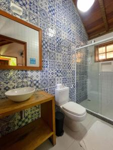 uma casa de banho com um WC, um lavatório e um chuveiro em Pousada Albatroz em Abraão
