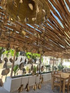 Villa Upendo Paje في باجي: غرفة بطاولة وسقف خشبي