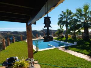 een uitzicht op een zwembad vanuit een huis bij Paraje El Pozo in Málaga