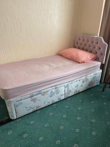 Cama en habitación con marco de cama en Double room en Canvey